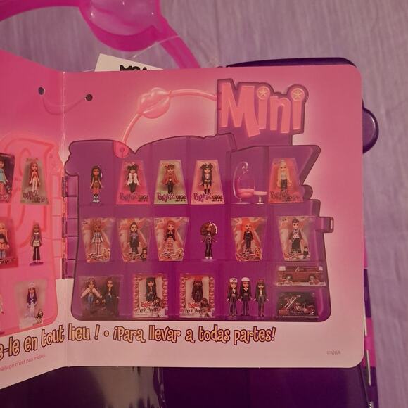 Bratz Miniverse Collector's Case with Exclusive Mini Figure Pretty N Punk Sasha - Picture 10 of 11